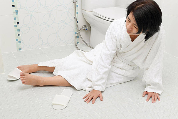 Nhà vệ sinh là khu vực dễ xảy ra té ngã