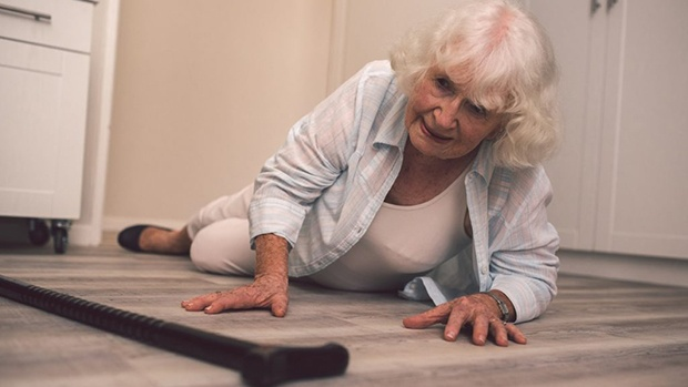 Không ai phát hiện kịp thời khi người lớn tuổi bị ngã