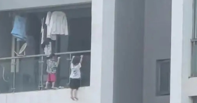 Con trẻ tự ý leo ra ngoài ban công tầng 13 để chơi đùa