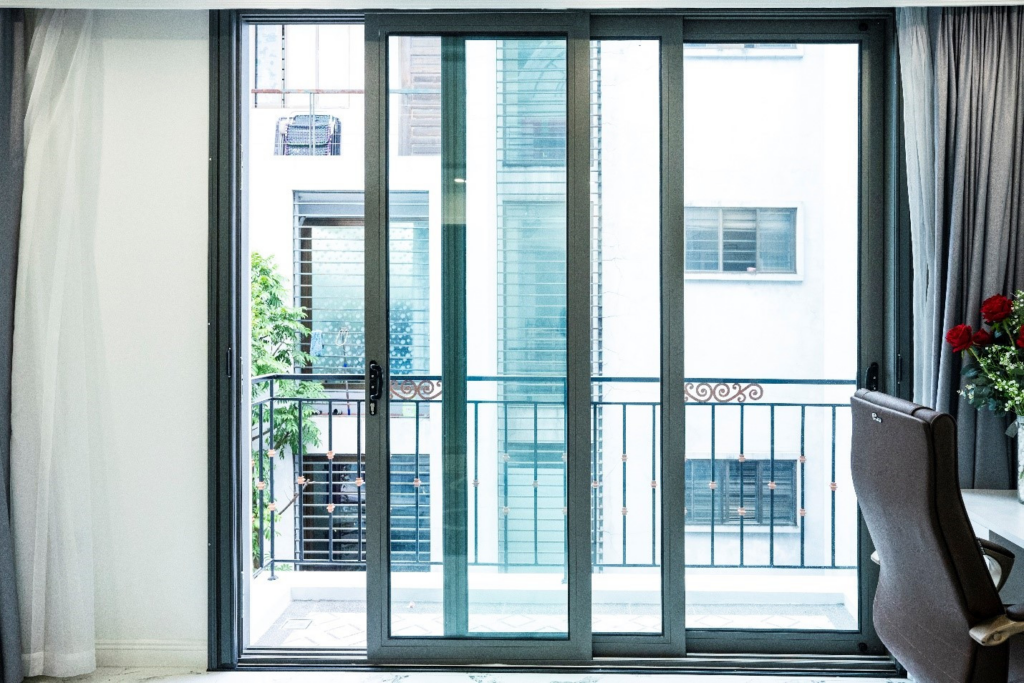 Nên lắp cảm biến  cửa ở lối ra ban công với nhà cao tầng hoặc chung cư
