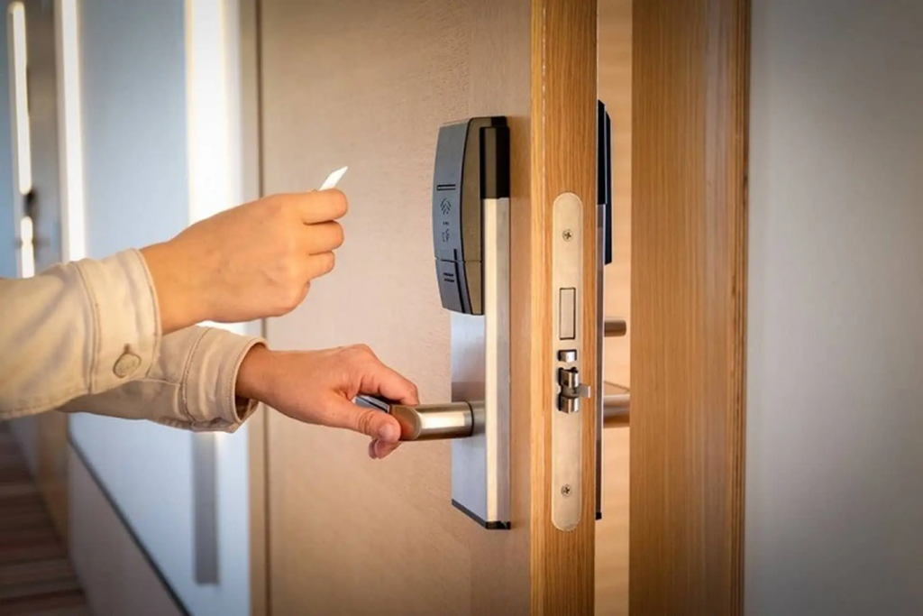 Cảnh báo cửa mở bất thường nhà thông minh